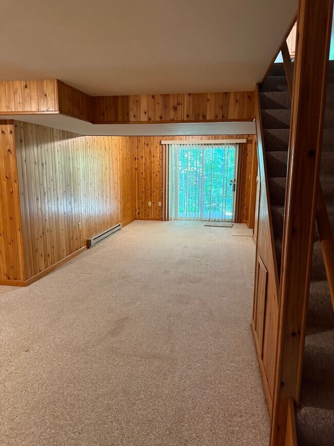 Building Photo - 1531 E Strohm Dr