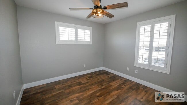 Building Photo - Modern Corner-Unit Condo with tandem 2-Car Garage in Central San Diego