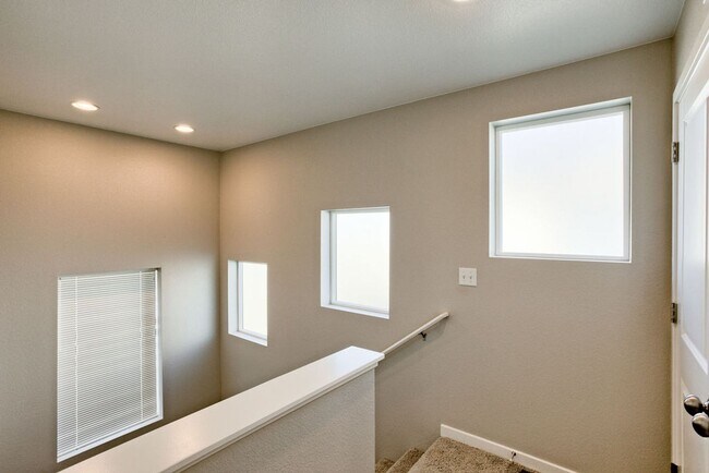 Building Photo - Beautiful 3 Bedroom Townhome in Mosaic