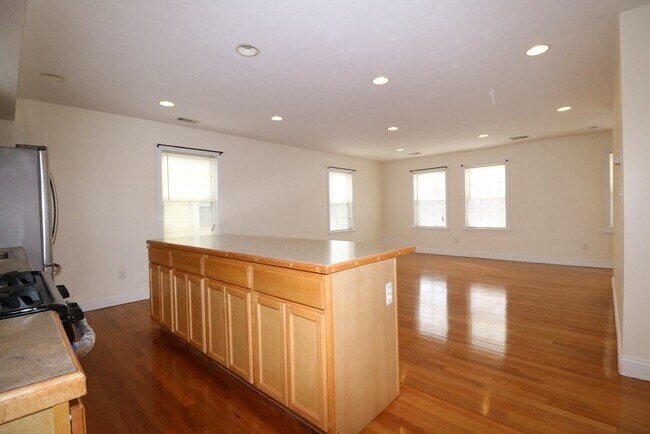 Building Photo - 76 Seaver St
