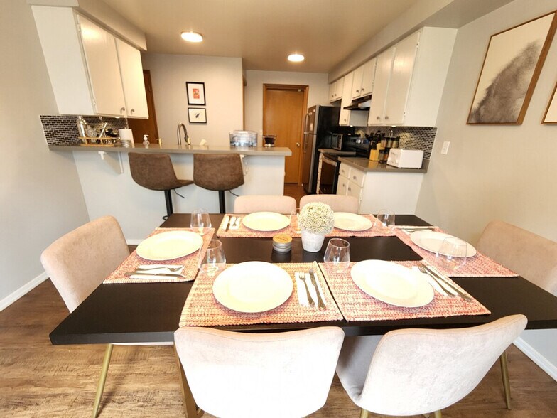 Building Photo - 15904 Admiralty Way
