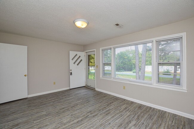 Building Photo - Renovated ranch in Matthews, NC! Heck of a deal! COMING SOON!!!
