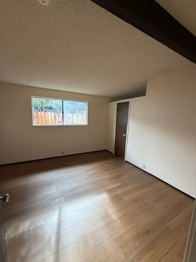 Building Photo - 557 Villanova Dr