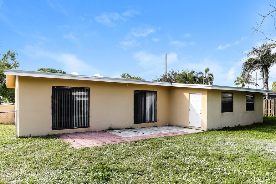 Building Photo - 570 SW 31st Ave
