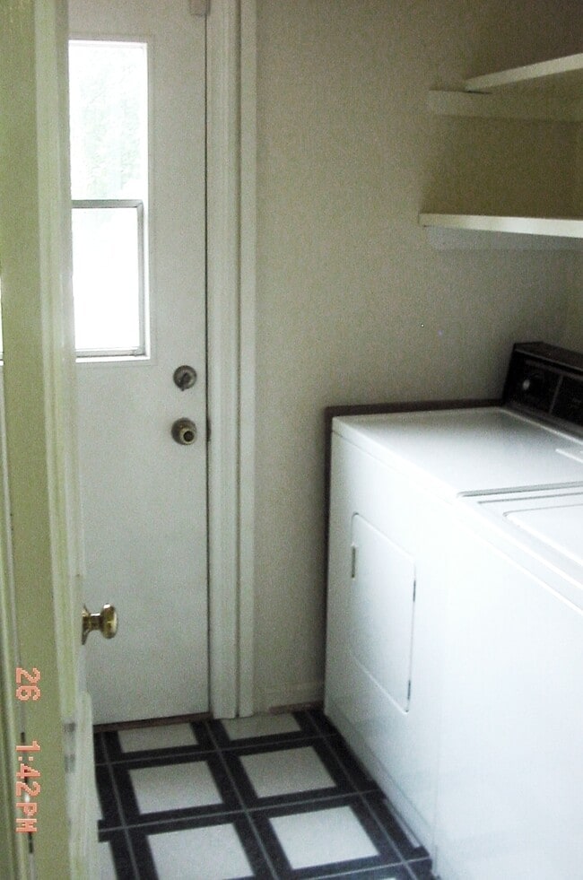 Building Photo - 211 Surrey Rd