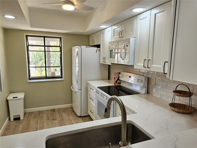 Building Photo - 744 Avenida Estancias