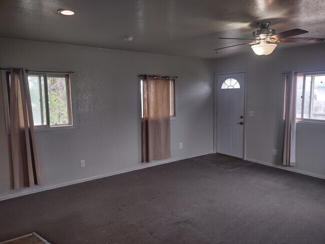 Building Photo - 925 W 2nd St