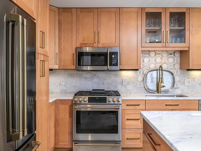 Building Photo - 8220 Crestwood Heights Dr