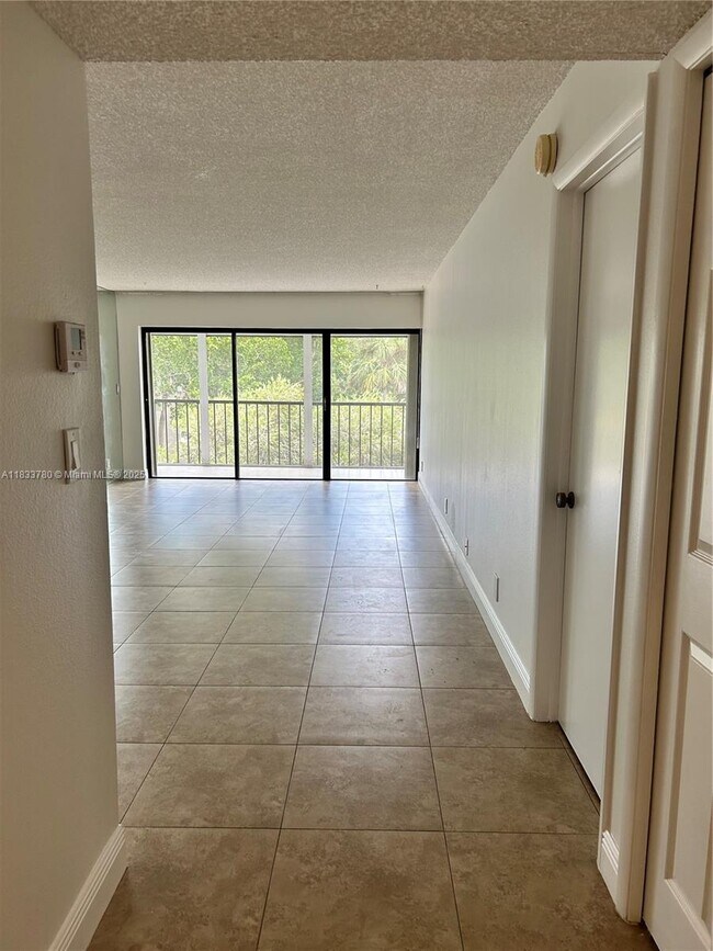 Building Photo - 200 Lakeview Dr