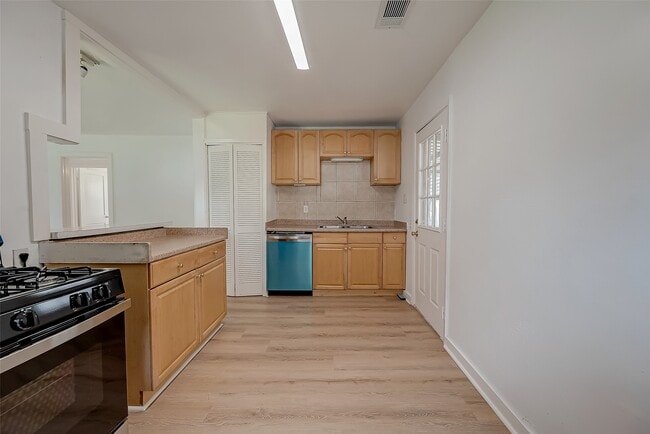 Building Photo - 2051 Santa Rosa St