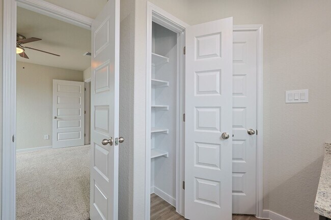 Building Photo - Modern Townhouse in New Braunfels