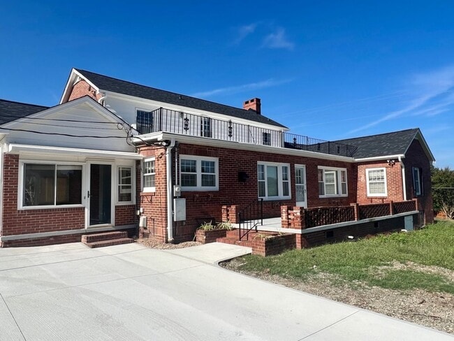 Building Photo - Three to Four bedroom, 2.5 bath Colonial in Graham