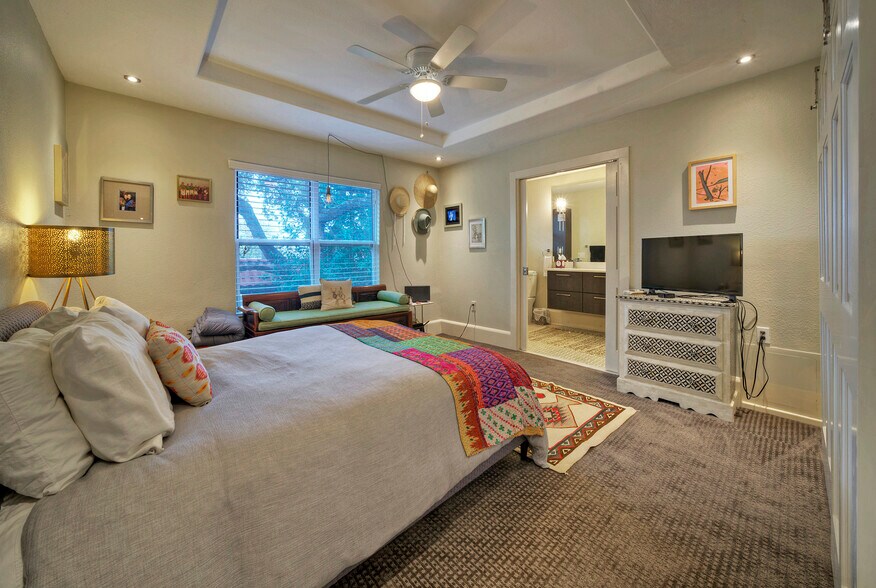 LARGE BRIGHT MASTER BEDROOM - 3805 southridge dr