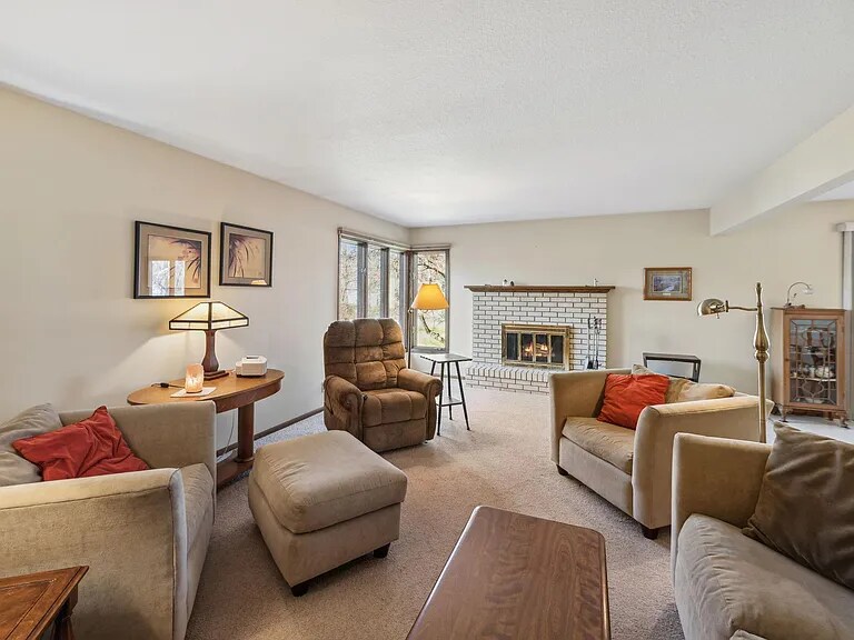 Building Photo - 1803 Chestnut Dr