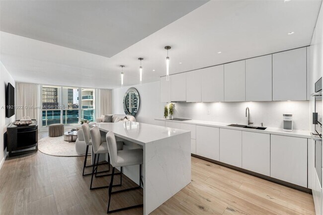 Building Photo - 2301 Collins Ave