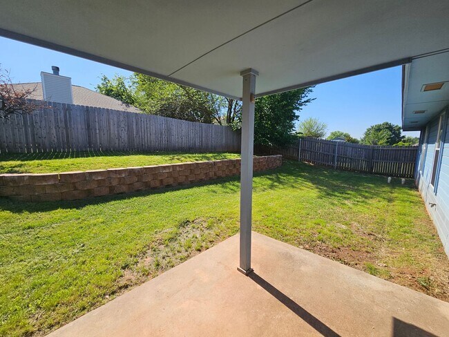 Building Photo - (3) Bed/(2) Bath In NE Norman Avail NOW!