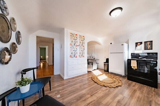 Building Photo - 170 E 100 N