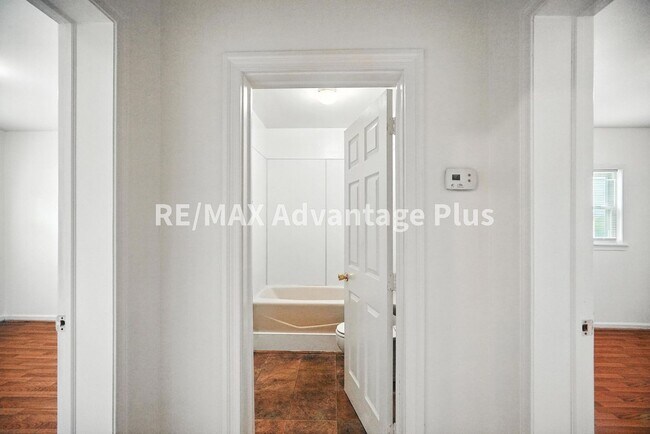 Building Photo - 424 Longwood Ave