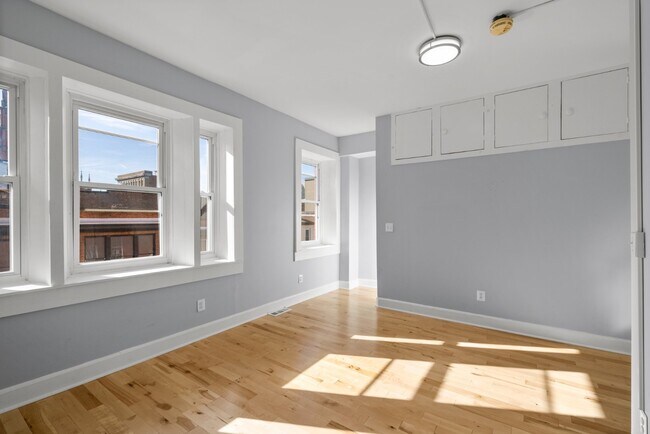 Building Photo - 112 W Mulberry St