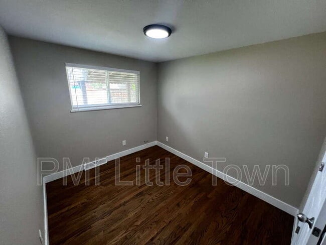 Building Photo - 364 S Salem St
