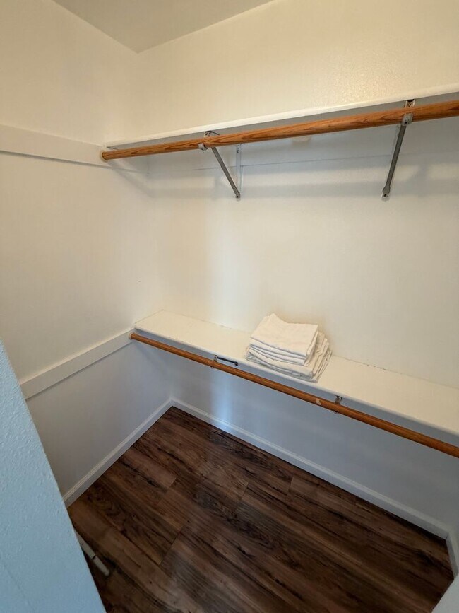 Building Photo - 1398 Hiahia St