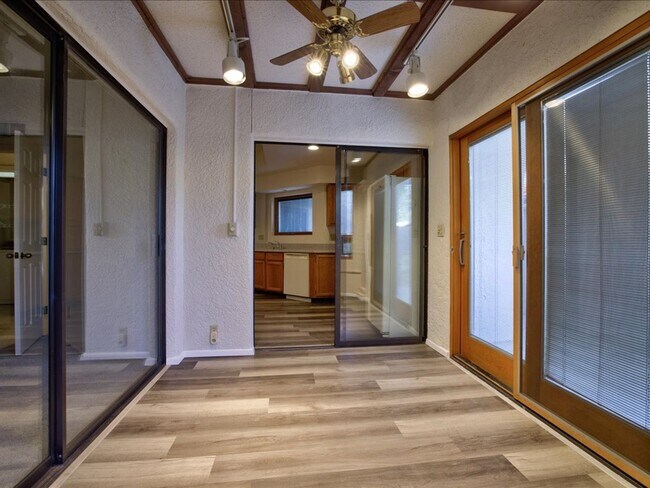 Building Photo - 3 Bedroom 2 Bathroom with Community Pool!!