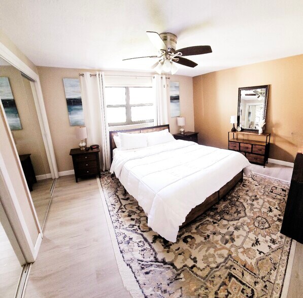 Large Bedroom - 18715 Hamilton St