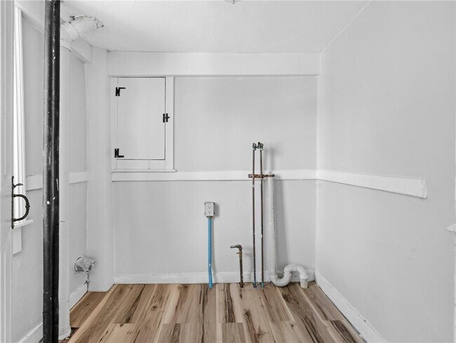 Building Photo - 1382 Hope St