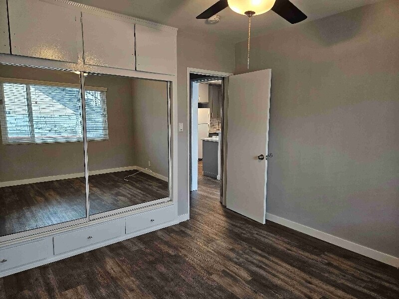 Building Photo - 1037 W 12th St