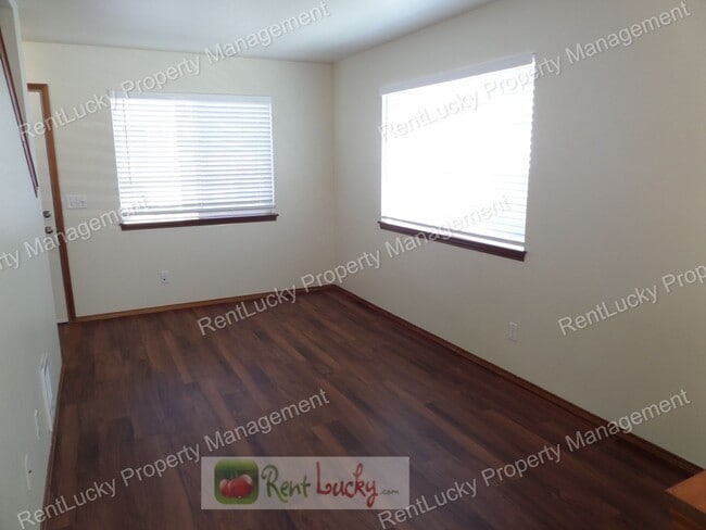 Building Photo - Fabulous 2-Bedroom Duplex w/Attached Garag...