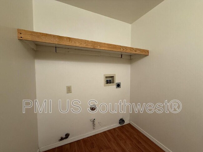 Building Photo - 9560 E Lakeshore Dr