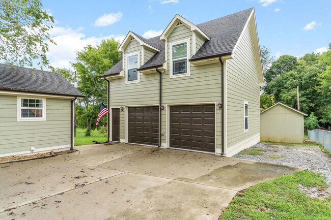 Building Photo - 206 E Street-ID1367378P