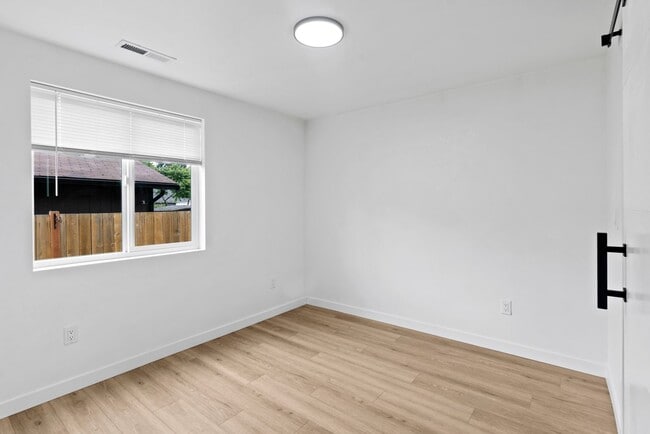 Building Photo - Modern 3-Bed Home Near JBLM with Vaulted C...