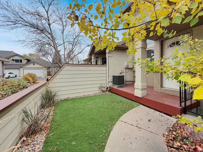 Building Photo - Beautifully Updated Townhome in a Prime Lo...