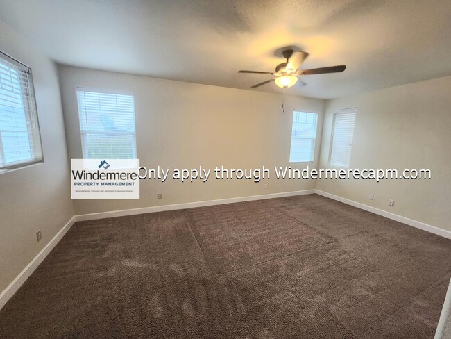 Building Photo - AWESOME 3 BED/2.5 BATH FLOOR PLAN AVAILABL...