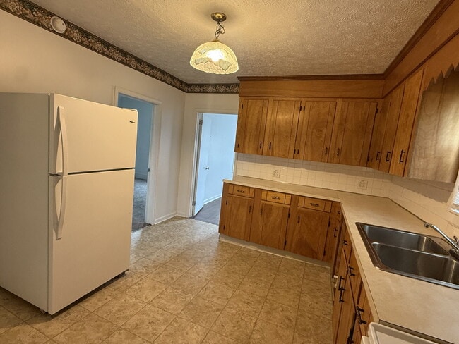 Building Photo - Very Large 3 or 4 bedroom home with nice y...