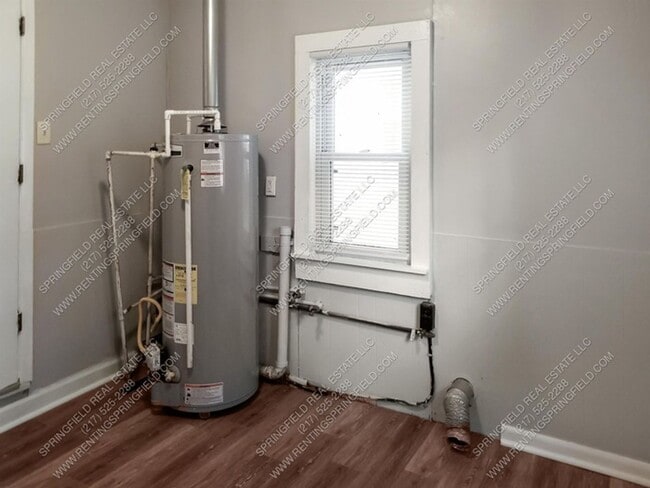 Building Photo - Hardwood Hideaway: 2 Bed/1 Bath, 850 Sq Ft...