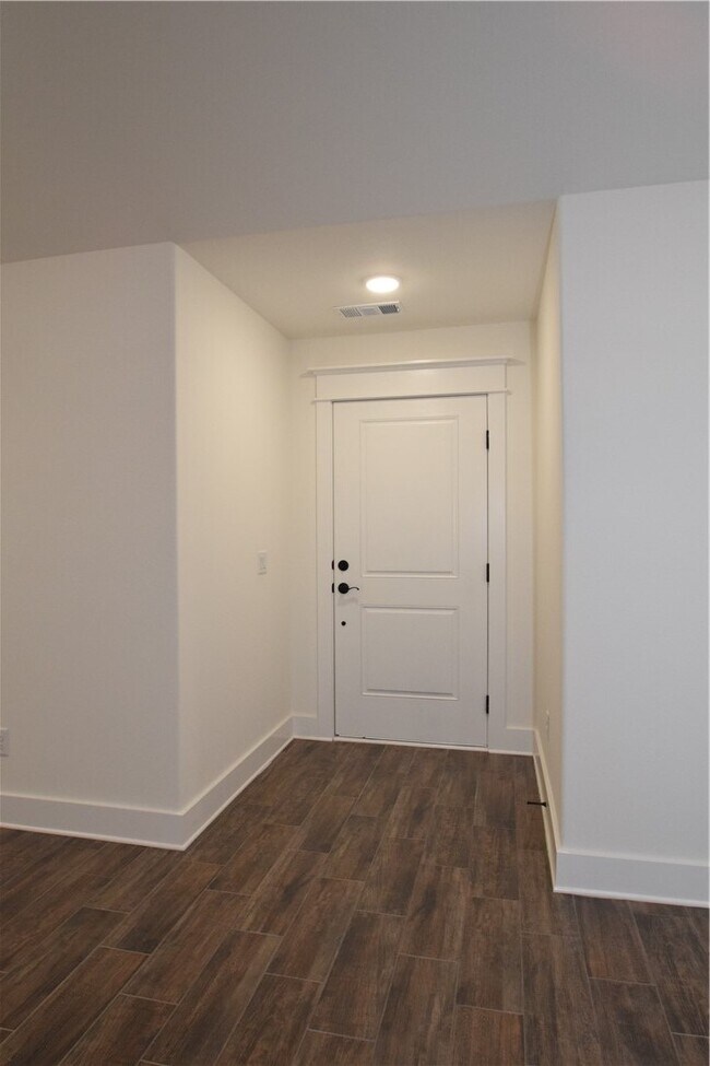 Building Photo - 320 Palm St