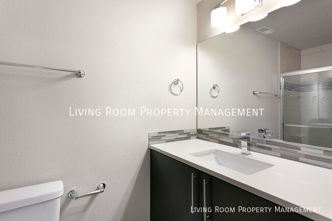 Building Photo - 736 N Webster St