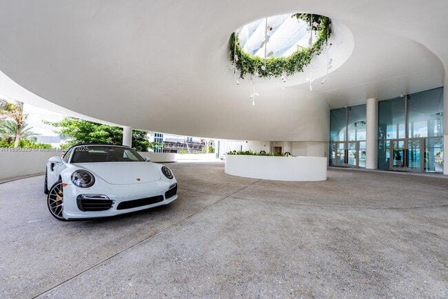 Building Photo - 16901 Collins Ave