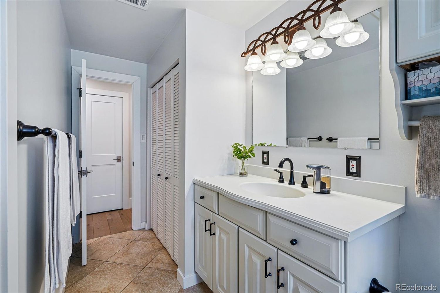Main Bathoom - 796 Ivanhoe St