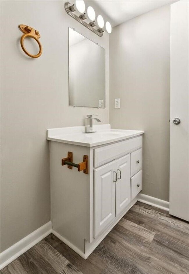 Building Photo - Remodeled Townhouse Ready for A New Tenant
