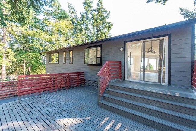 Building Photo - Beautifully Updated 3+ Bedroom Water View ...