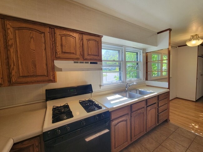 Building Photo - 2 Bedroom House