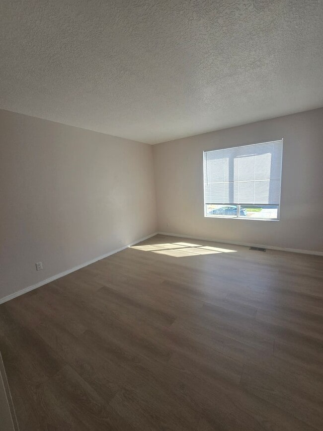 Building Photo - Beautiful 4 Bedroom 2 1/2 Bath Home in a Highly Desirable Neighborhood!