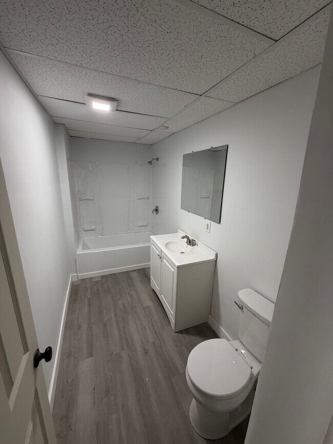 Building Photo - Euclid