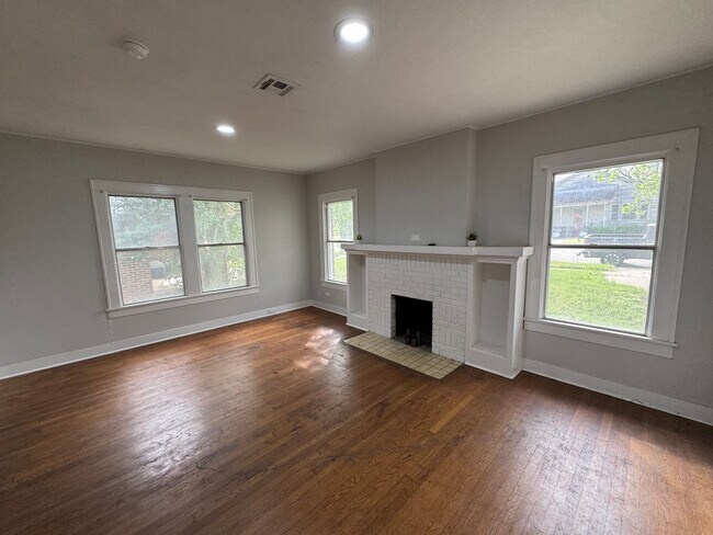 Building Photo - Updated Farm House in Central Waco