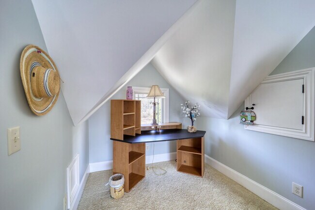 Building Photo - 137 N Ridge Ln