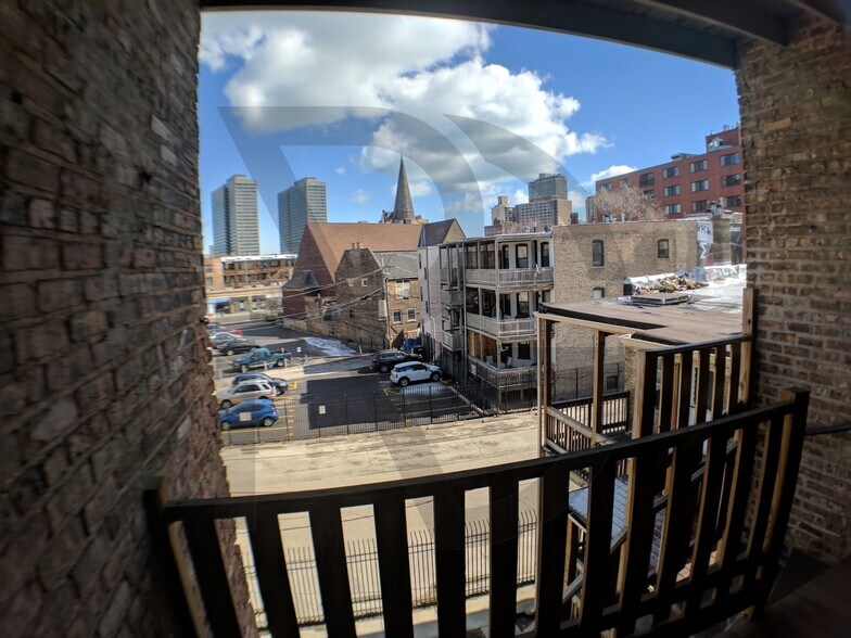 Building Photo - 736 W Addison St
