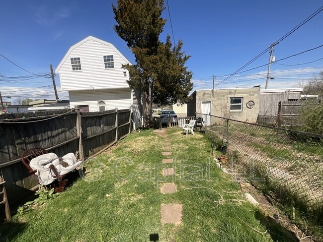 Building Photo - 927 Hay St